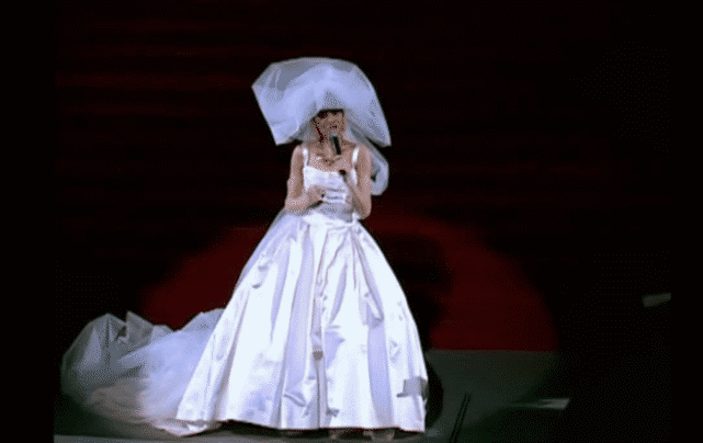 梅艳芳告别演唱会：身体流血垫尿布硬撑，唱完含泪倒在刘德华怀里