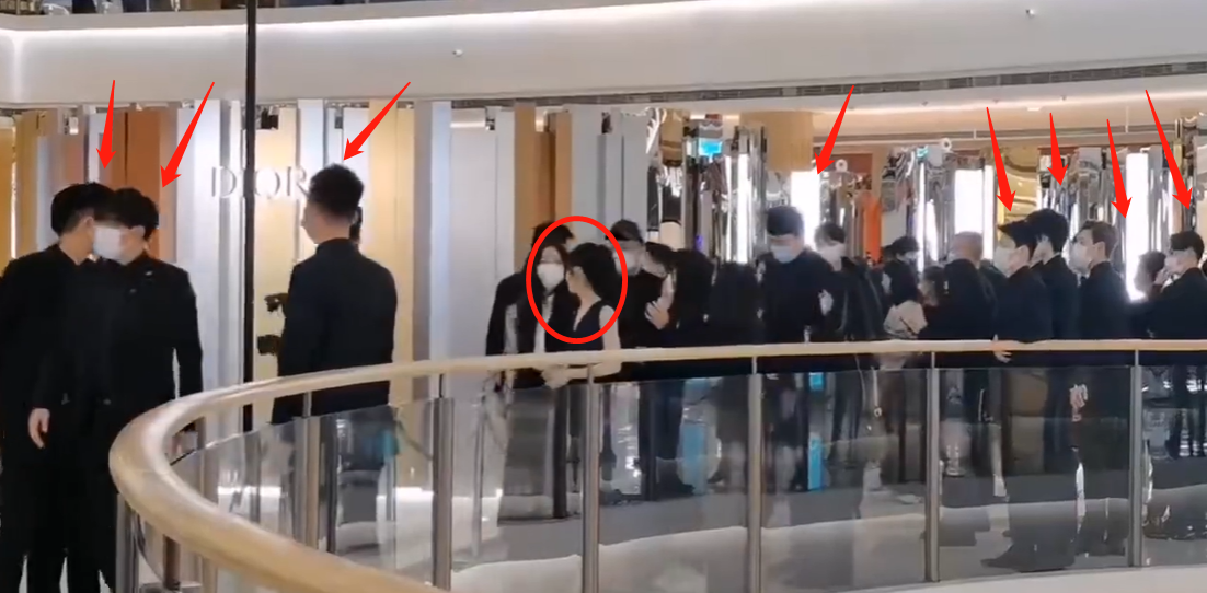 赵丽颖戴60万手镯现身商场！被十几个保镖包围，