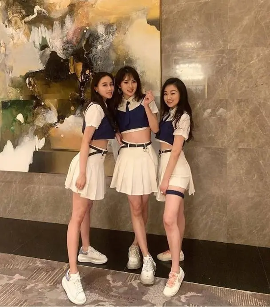 He Chaolian is celebrated to Deng violet chess unripe, low-key defend filial piety to wear white clothing, 2 rooms 4 rooms are high-key however a clique is right