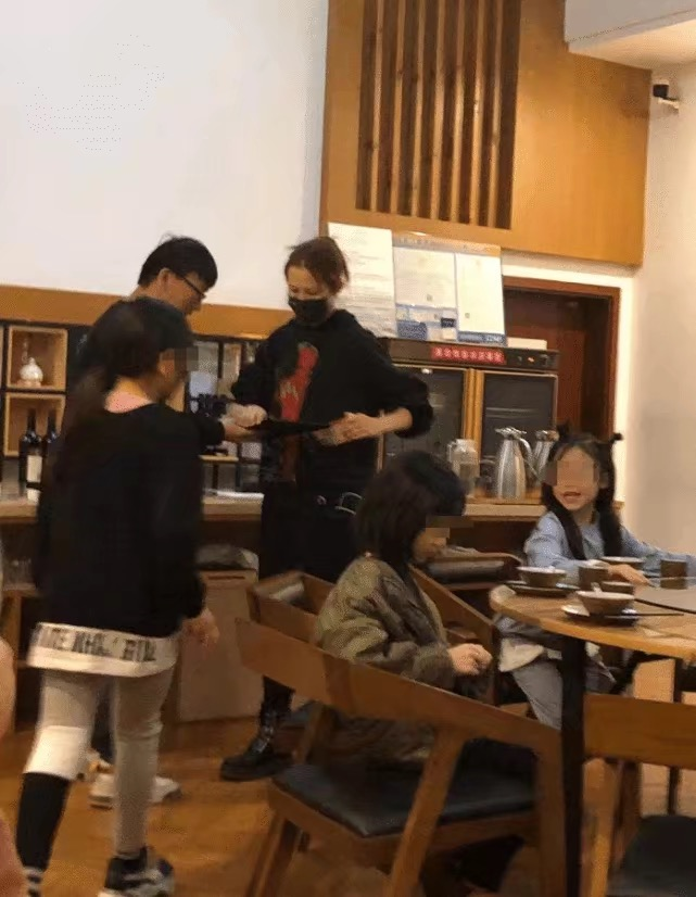 張晉帶兒子玩彩虹滑道，樂兒頭髮被吹成中分，臉嚇得通紅表情淡定