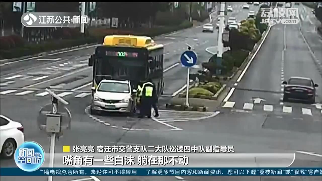 江苏宿迁：女子驾车途中昏迷 交警破窗后医生现场心肺复苏