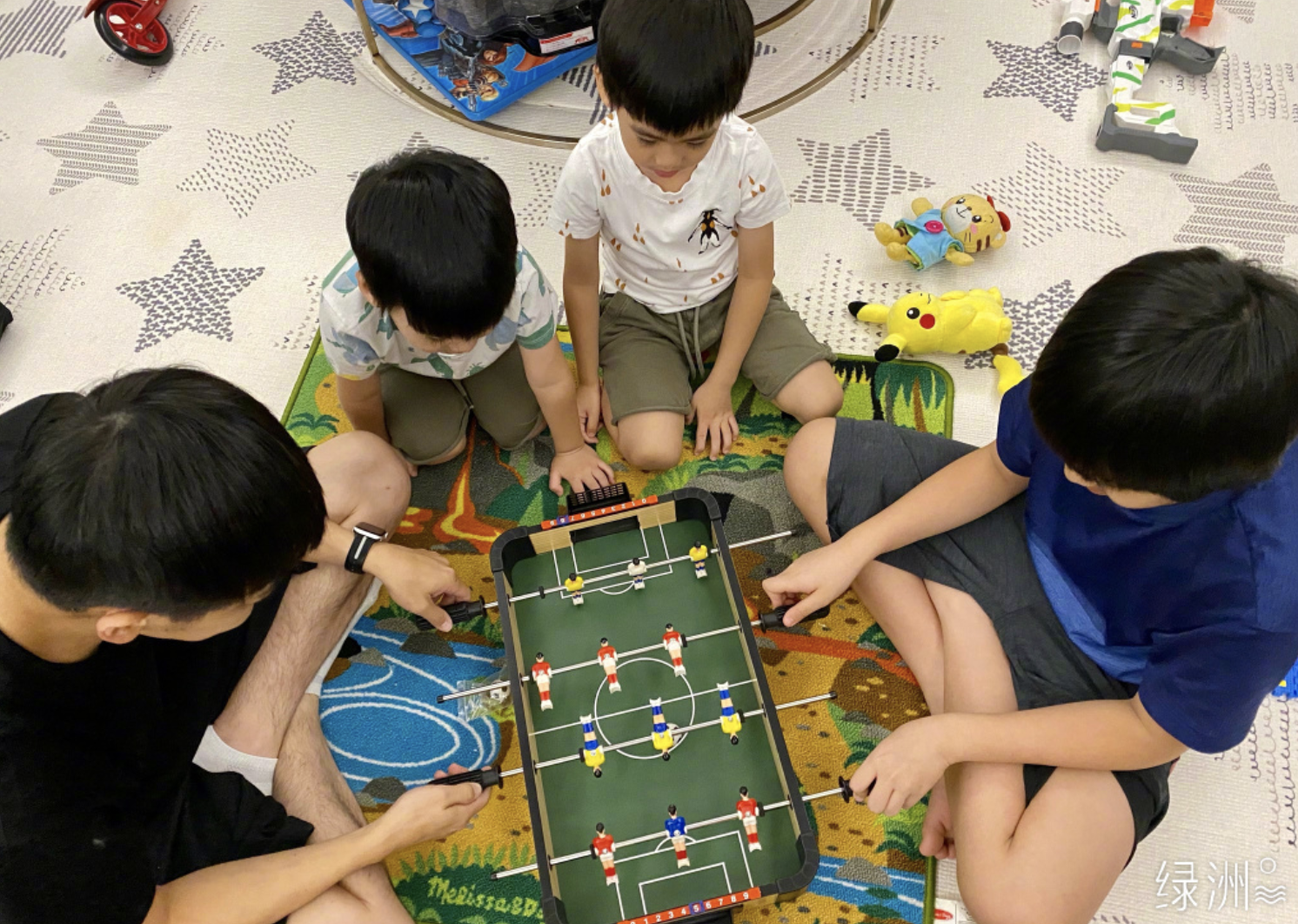 林志穎曬4歲雙胞胎兒子學漢字，雙子星寫複雜的繁體字，字跡工整