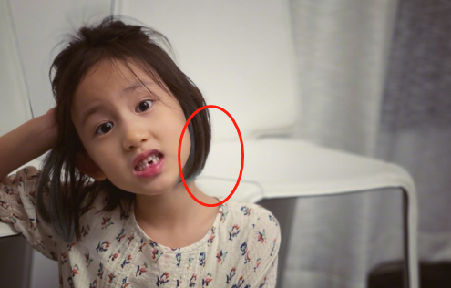 黄磊4岁儿子正脸首曝光！一脸呆萌留着寸头，穿破洞裤打扮潮流