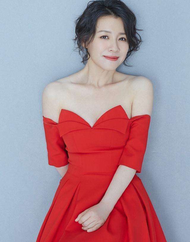 娱乐圈带头制造年龄焦虑，女明星们反击得漂亮