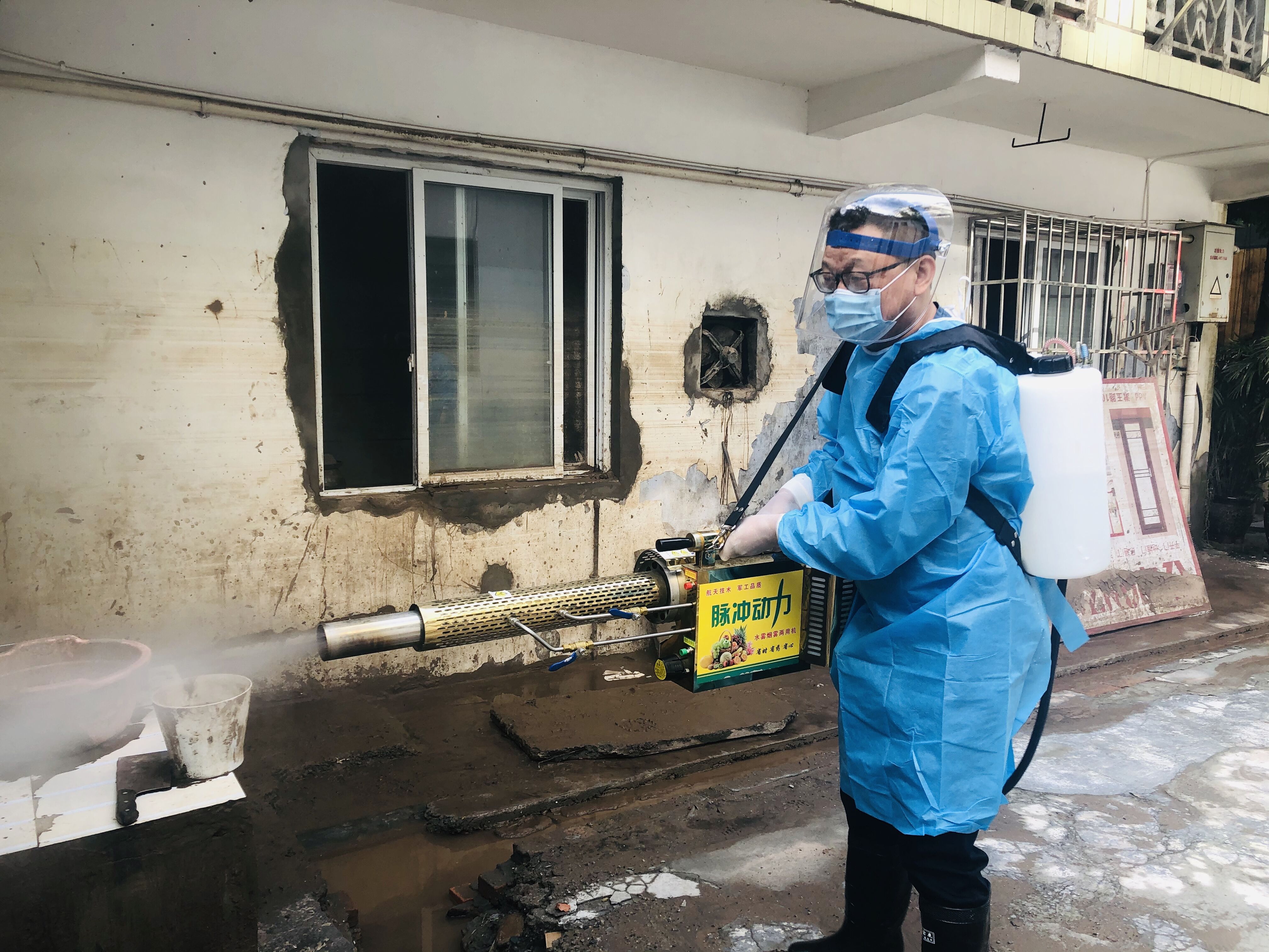 抗洪救灾 我们决不缺席