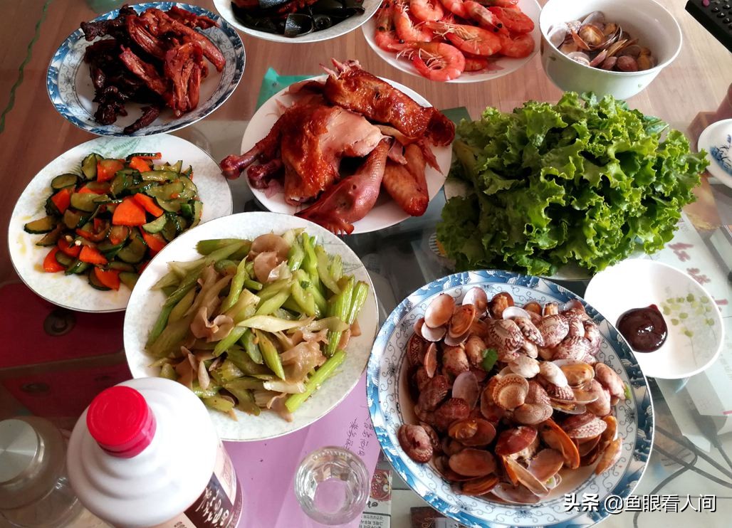 中秋节餐桌美食，看青岛人的海鲜大餐，梭子蟹和大虾不可少