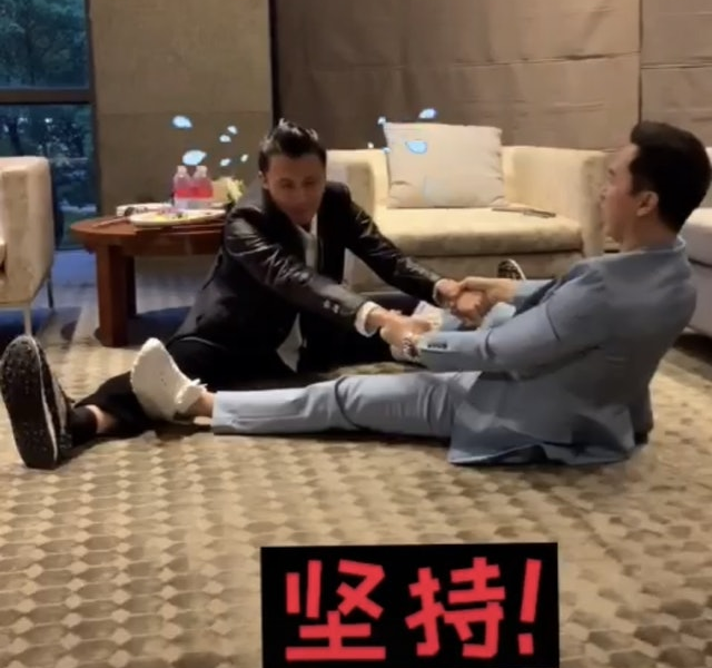 甄子丹全家福曝光，一双子女齐穿千元国产品牌，甄济如神似汪诗诗