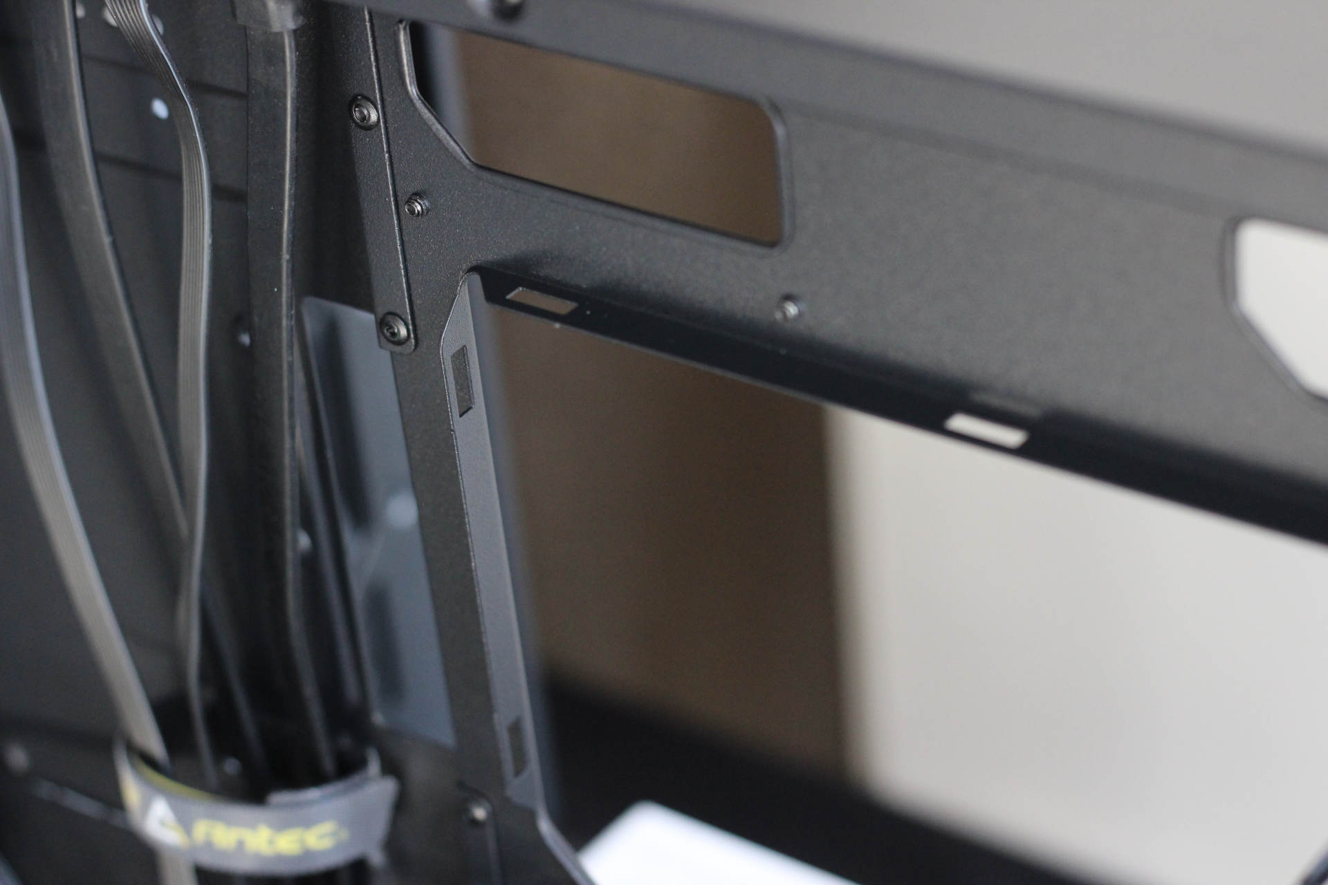 机箱通透，水冷好用，发光体聚集打造“光污染”