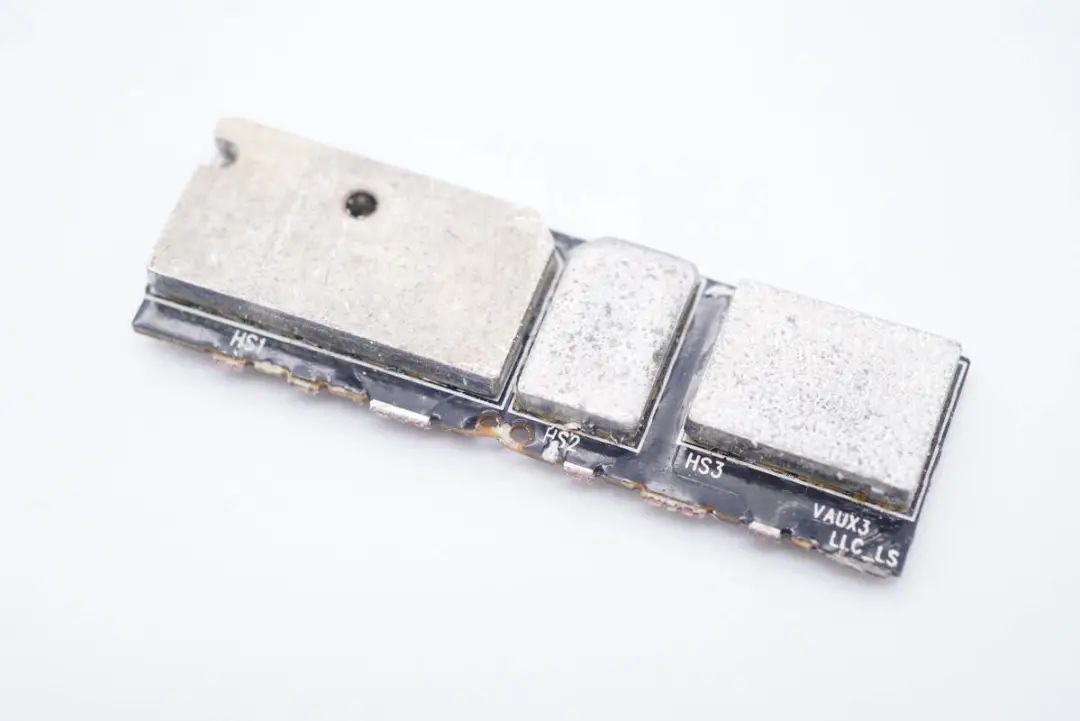 华硕最强游戏本标配300W电源，内置4颗氮化镓，内部结构揭晓