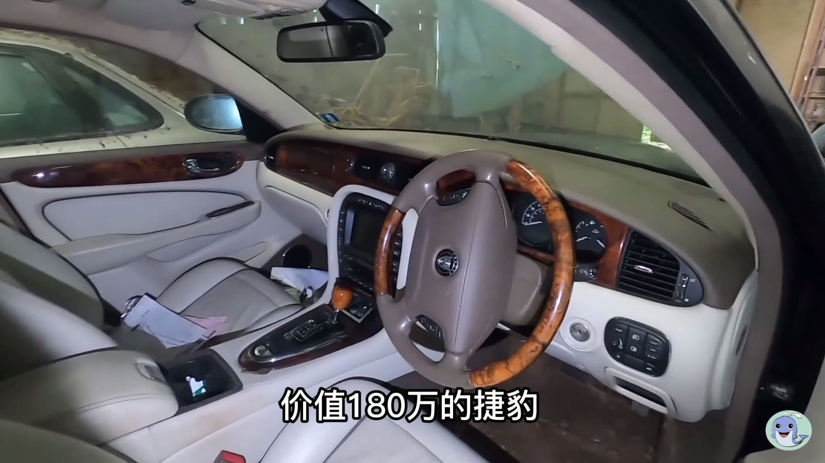 这是一栋被主人遗弃的房屋，价值180万的汽车都不要了