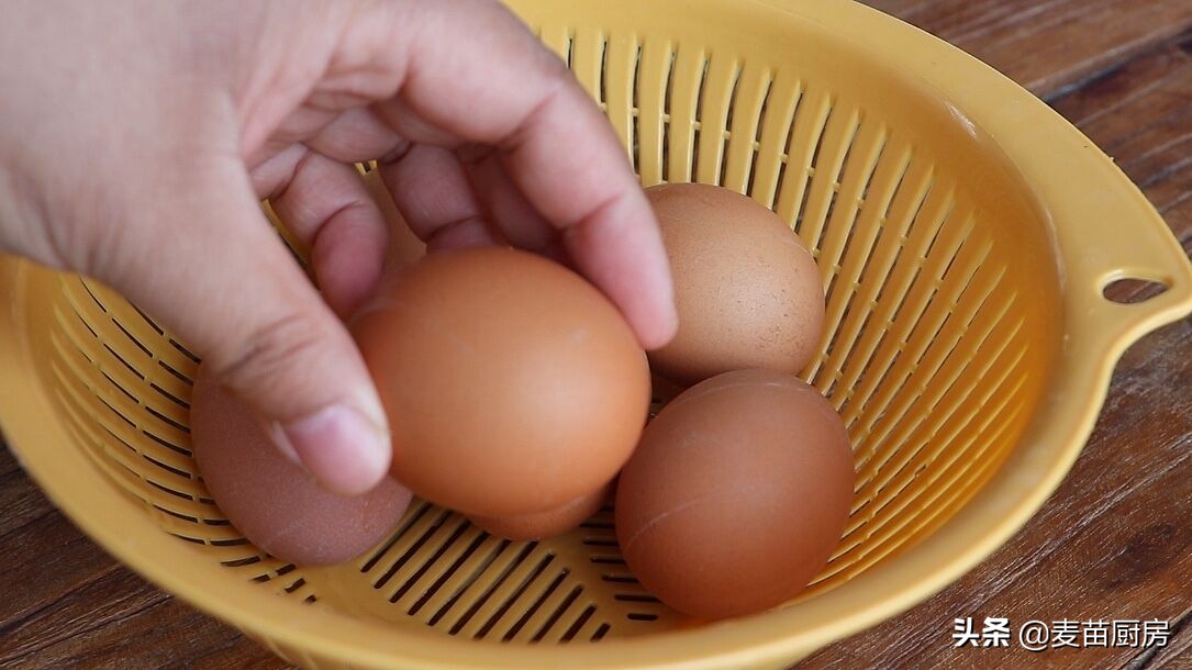 荷包蛋我就服這做法，出鍋個個完整，一做一個準，鮮嫩好吃