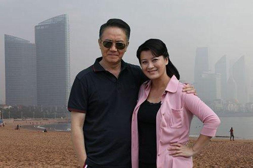 李幼斌再扮“李云龙”，却模样大变：体面老去