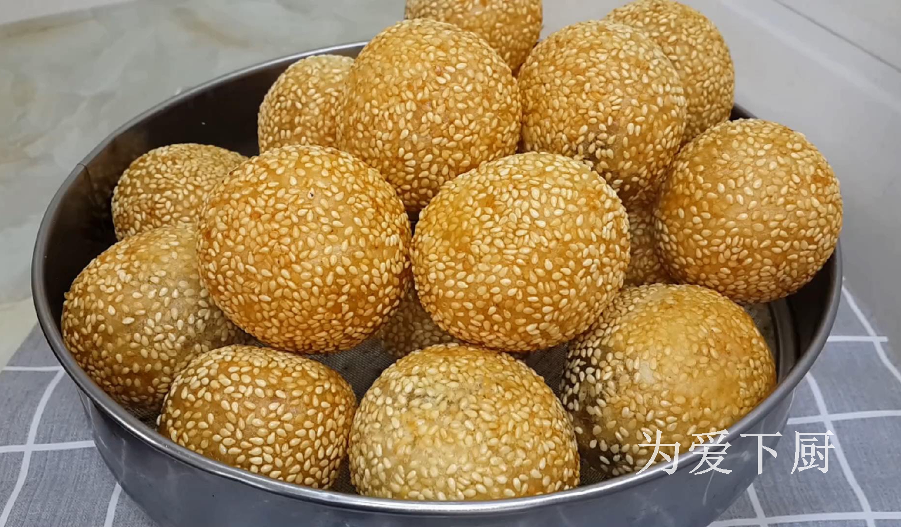 麻團這做法才最正確，掌握3個技巧，個個空心不炸鍋，比買的還香