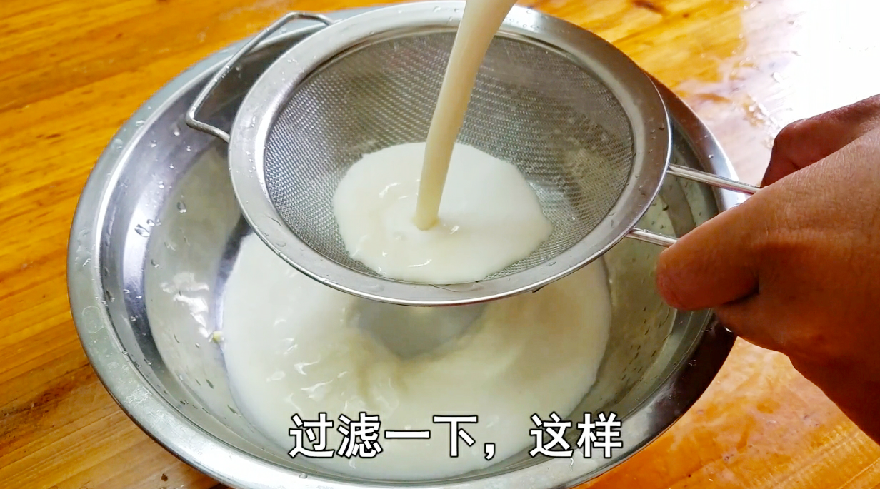 想吃豆腐不用出去買啦，教你在家做，用白醋點豆腐，一次就成功