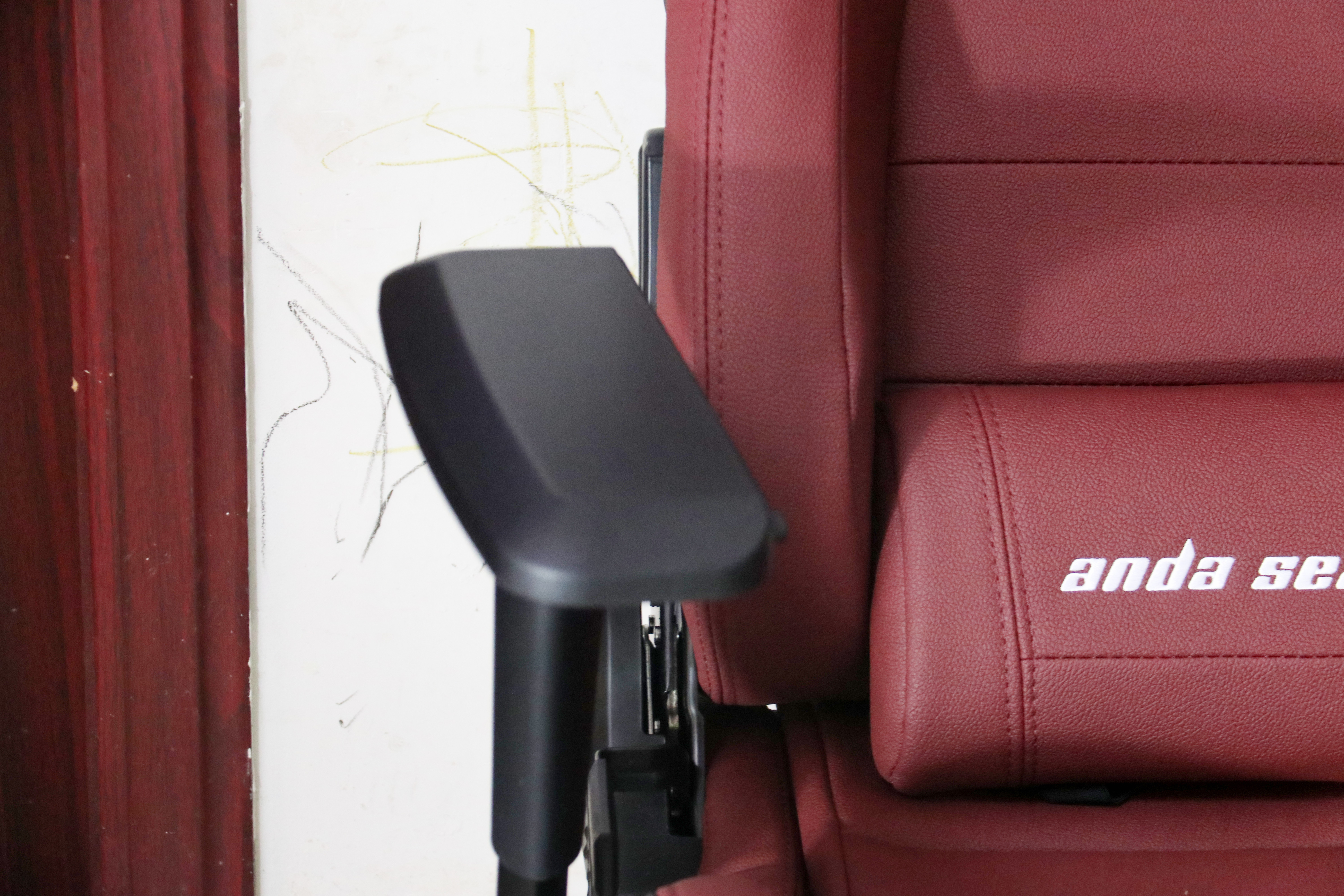 玩的不仅是游戏，午间小憩也适合：安德斯特赤焰王座电竞椅实测