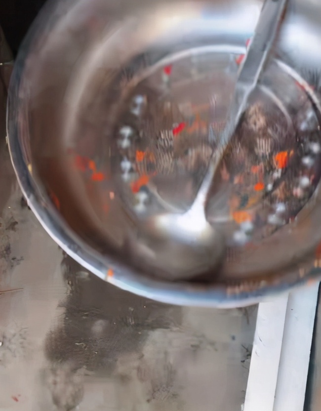 大衣哥吃饭被嘲，整盆馒头发霉泛黑还在吃，厨