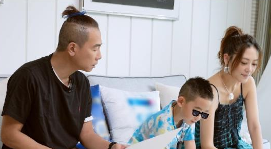 應采兒曬大兒子彈鋼琴，陳小春闖入後畫風突變，父愛如山體滑坡