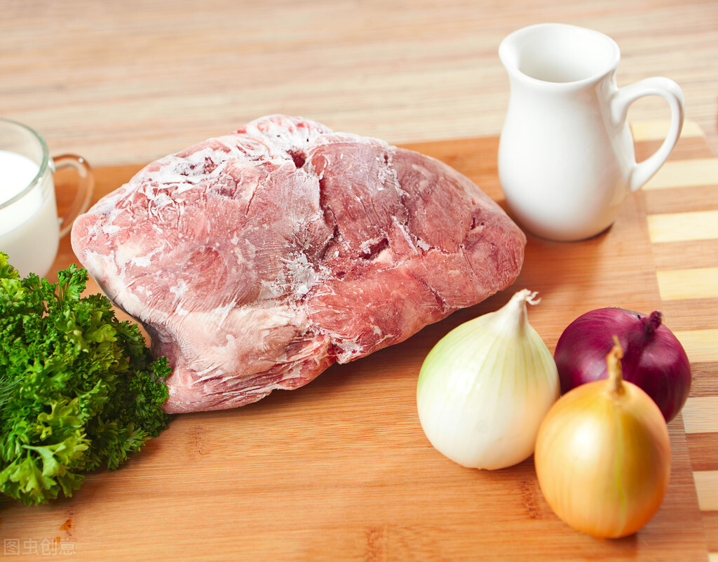 解凍肉很簡單，不要只會加清水浸泡，教你1技巧，吃起來不輸鮮肉