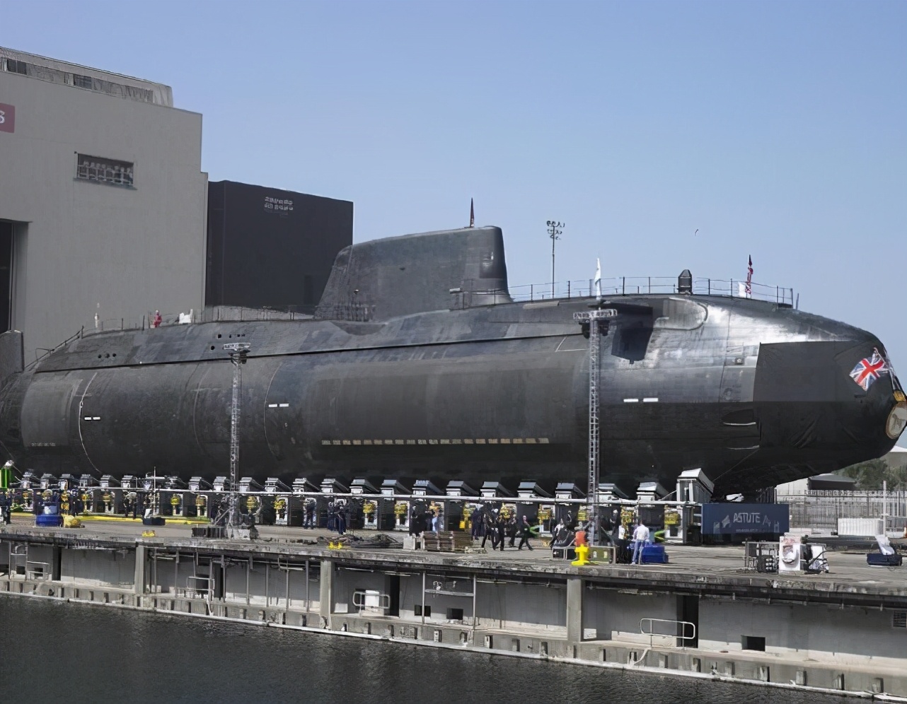 军费大涨333亿美元，核弹头数量增加50%，英国这