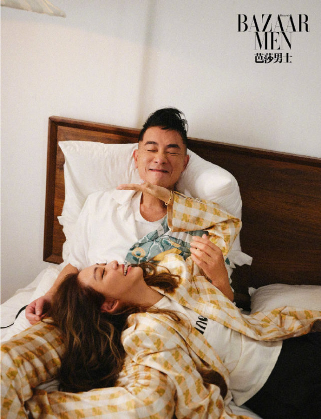 陈小春和应采儿合体拍写真，穿情侣装亲密互动，结婚11年甜如热恋