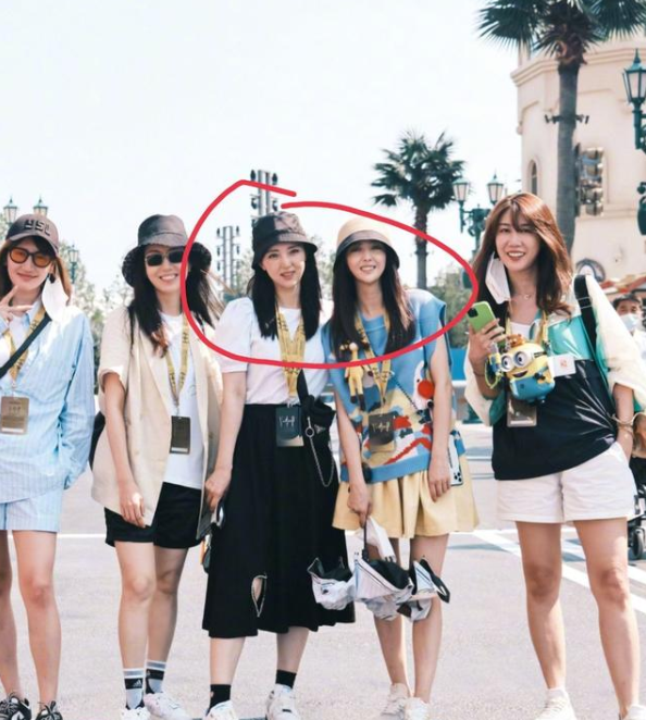 佟丽娅和董璇打卡环球影城，两人不仅酷似双胞胎，婚姻经历也相似