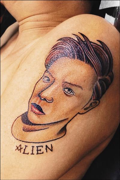 黄鸿升七年收入交爸爸管理，在身上互纹对方头像显父子情深