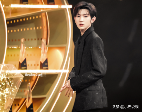 源杨|唐嫣倪妮王源杨幂杨紫同框氛围感太棒了！王源像名利场中的贵公子