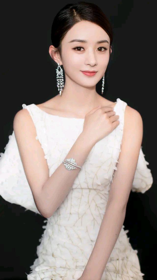 Zhao Liying's famous scenes on the red carpet!So beautiful - iNEWS