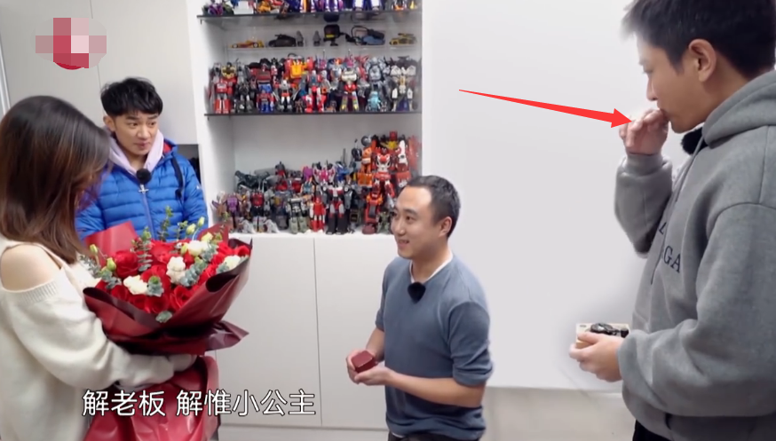 目睹别人求婚，贾乃亮悲喜交加掩面而泣，你值得拥有更好的幸福
