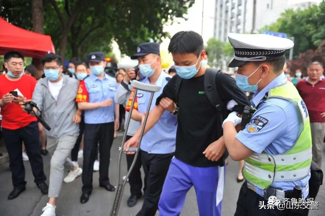 济南交警 山东省实验中学考点外,一名考生脚部受伤了,由在此执勤的