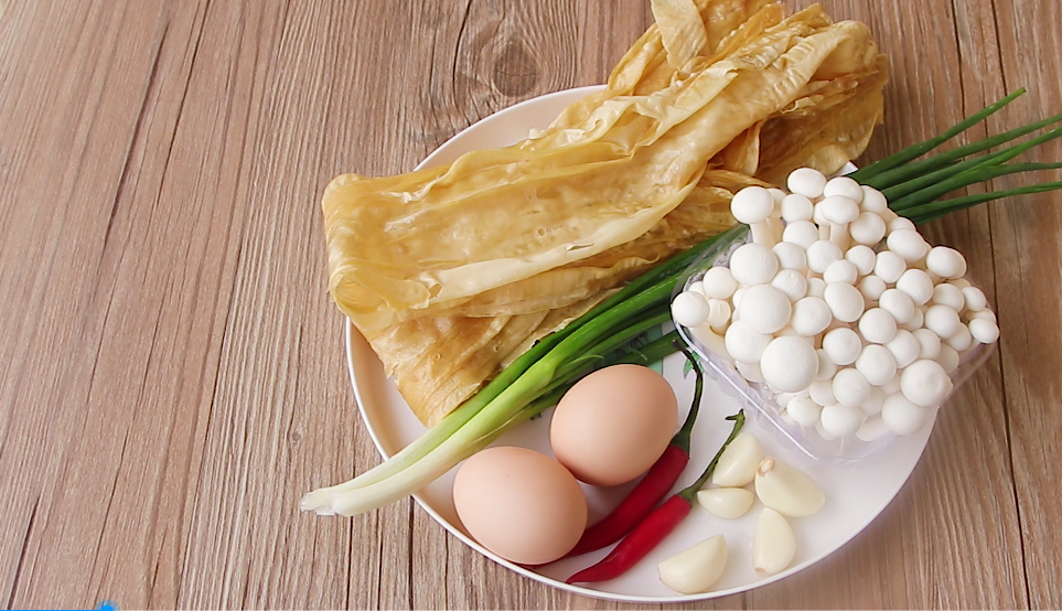 最近很火的腐竹新做法，腐竹里打入2個雞蛋，出鍋一刻饞壞全家人