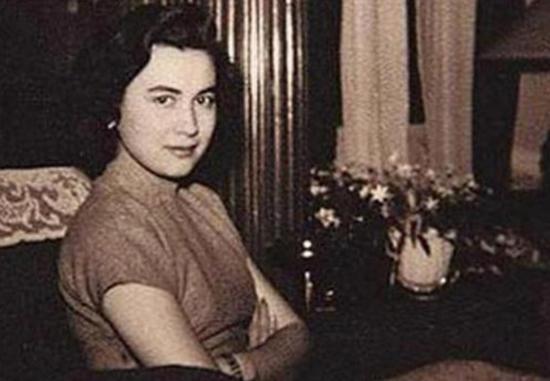 14岁嫁给比自己大22岁的赌王，生过5个孩子，其中