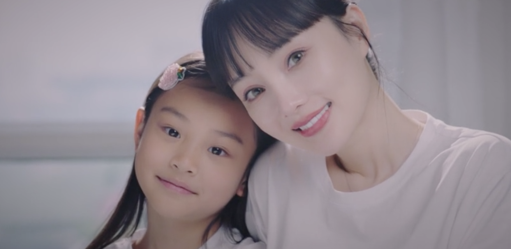 李小璐母親節曬母女視頻，各種風格切換，甜馨身高直逼媽媽肩膀