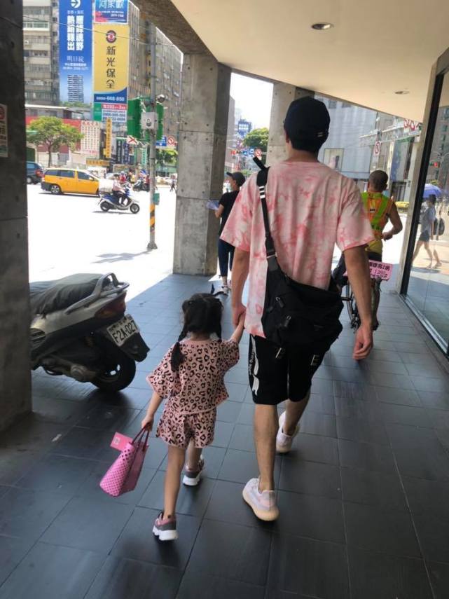 贺军翔不想要处女座宝宝，太太提前剖腹诞下“狮子”小女儿