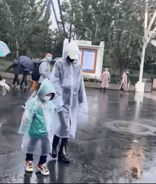 baby带儿子打卡环球影城，与威震天开心合影，母子雨中漫步超有爱