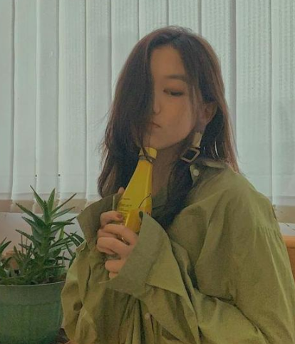 李嫣海边摆摊，三次手术痕迹明显，大方自信的她依旧很美