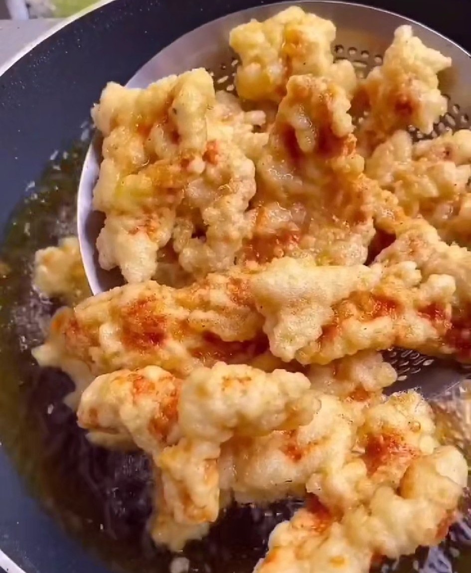Old-fashioned cooking sauce pot meat