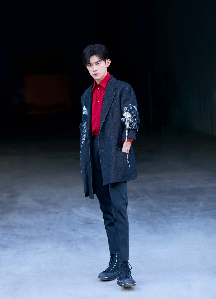 CCTV spring is late first big couplet platoon! Wang Yibo easy melt 1000 royal seal Dilirebazhu one dragon, show a body in succession