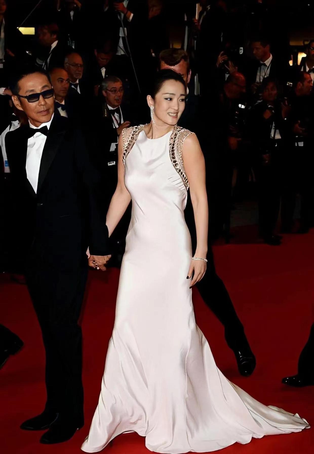 Gong Li can also get out of the circle by relying on her figure ...