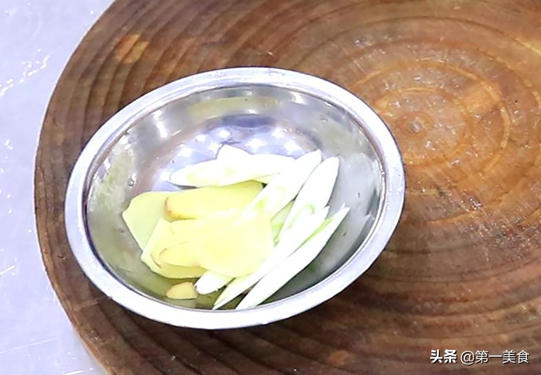图片[5]-【鲫鱼炖豆腐】做法步骤图 汤汁奶白 味道极鲜-起舞食谱网