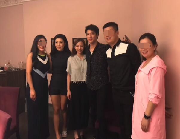 王力宏带妻子饭局闷头只顾吃，娇妻李靓蕾温柔大方，生三胎身材好