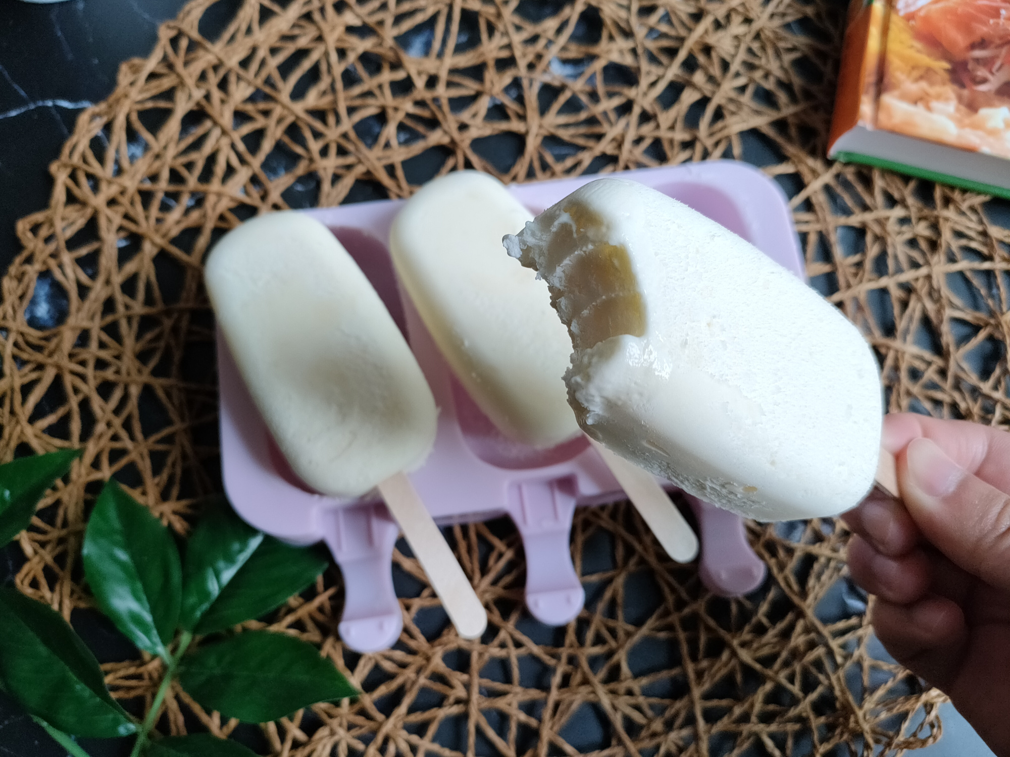 把牛奶倒進鍋裡，簡單幾步就能做出小布丁雪糕，香甜鬆軟無冰渣