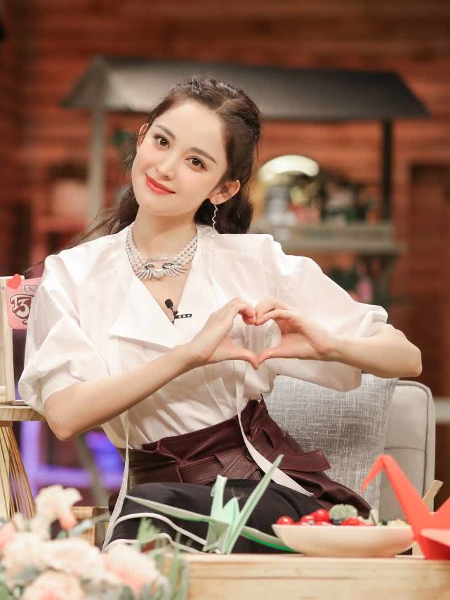 三位新疆女艺人，一个热度下降，两位进入发展