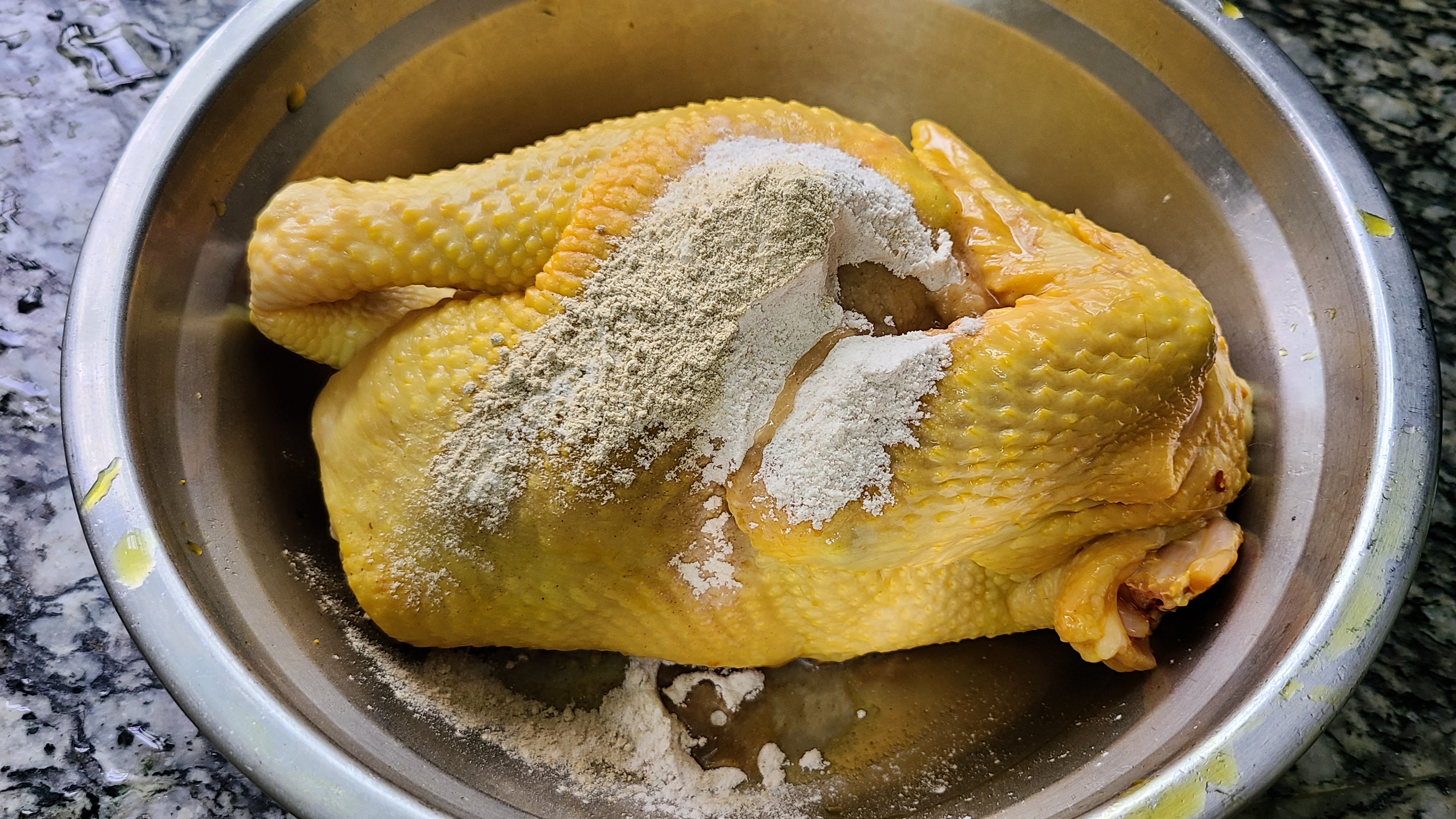 廣東電飯煲焗雞的做法，鮮香嫩滑又好吃，打開鍋蓋肚子都看餓了