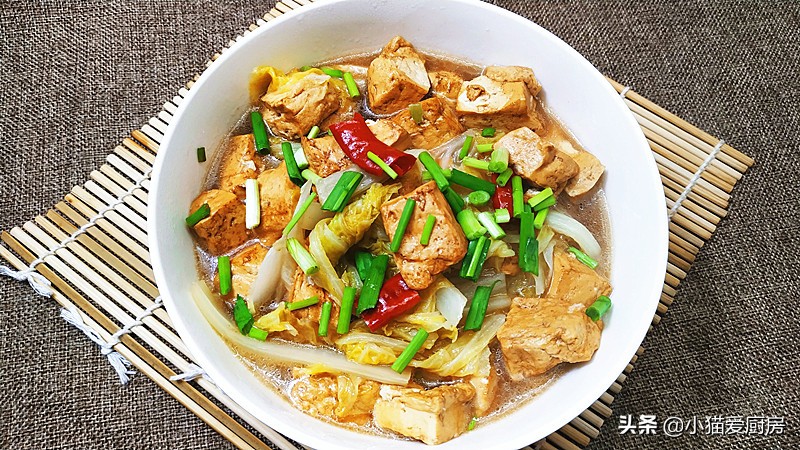 图片[1]-1棵大白菜和1块豆腐 教你白菜炖豆腐好吃的做法 营养解馋-起舞食谱网