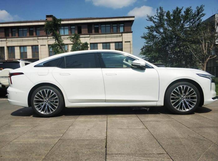 主流造型元素大融合，全新奔腾B70实车曝光，还能火吗？