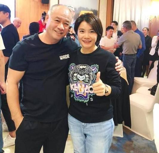 57岁李宁现状曝光！百亿身家，头发全白，妻子圆