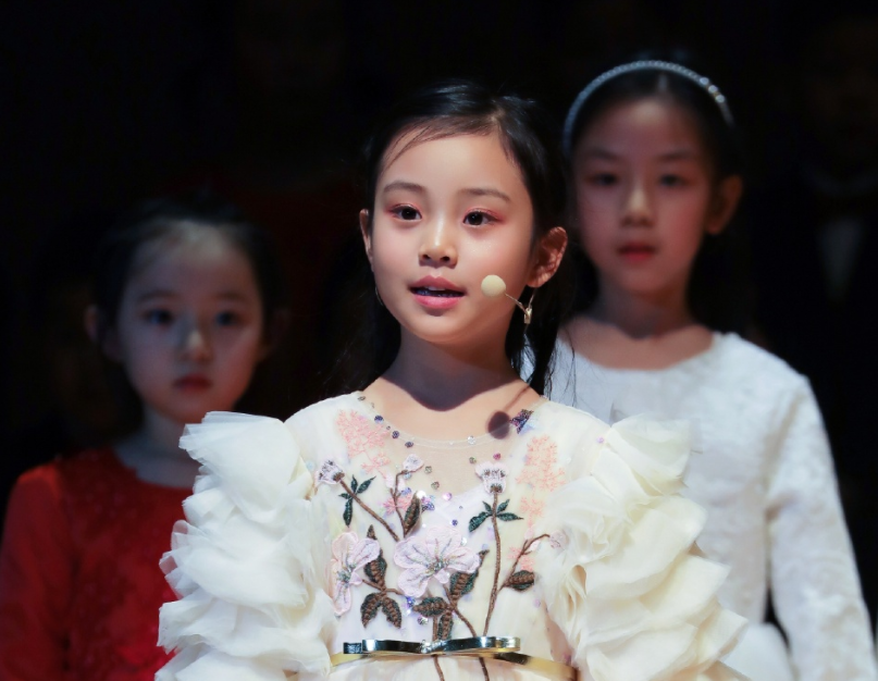还记得甜馨吗？7年前参加真人秀被说丑，7年后颜值赶超小姐妹奥莉