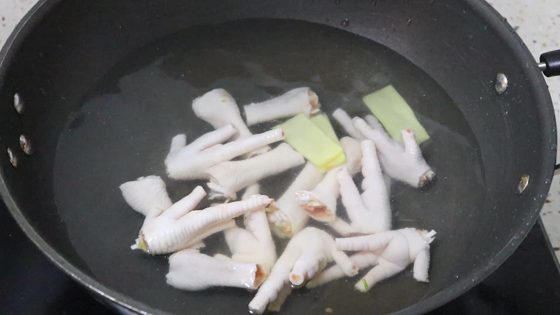 做香辣滷雞爪原來這麼簡單，好吃解饞，下酒又下飯，上桌就被搶光