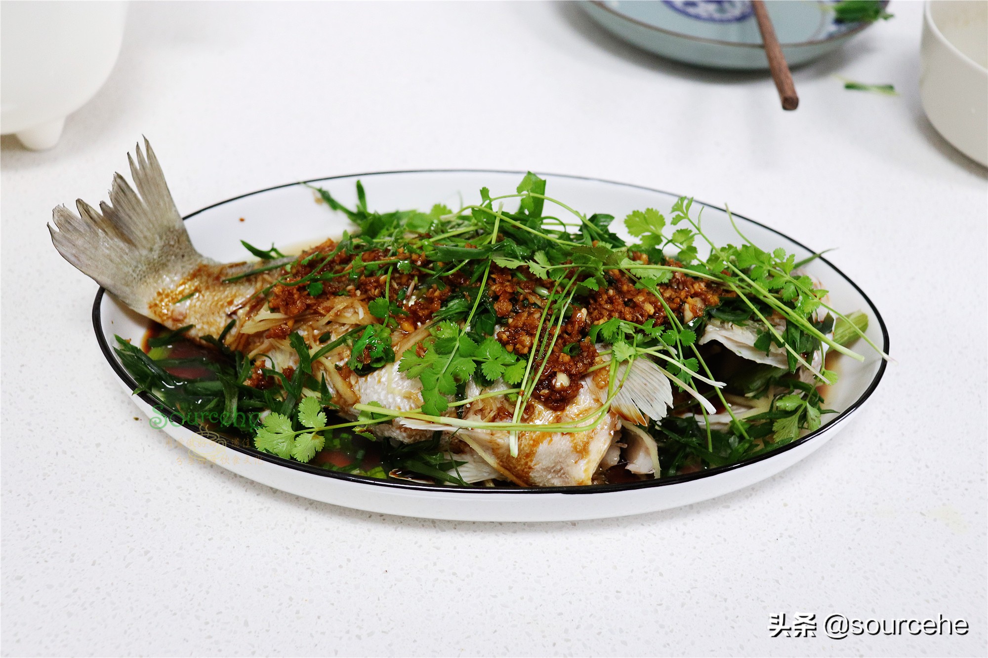 清蒸鱸魚只需8分鐘，一靠火候二靠調味，魚肉離骨，鮮美香滑